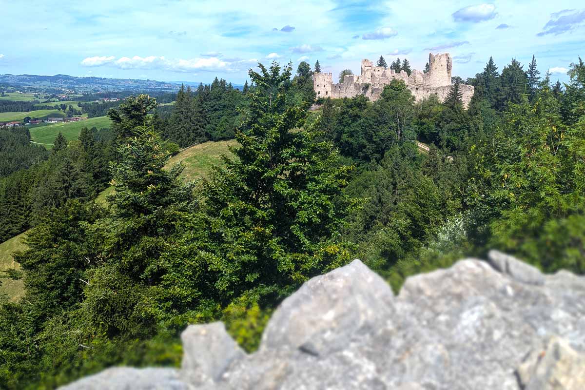 Blick von der Burg Eisenberg auf Hohenfreyberg