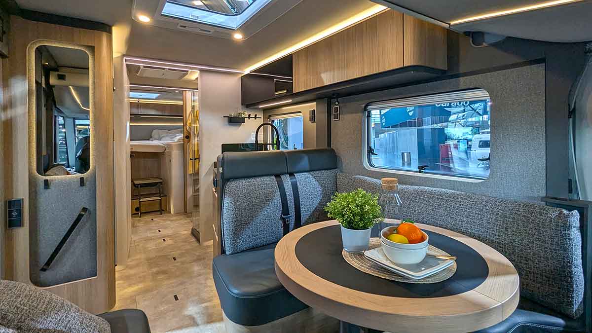 Durchsicht im Hymer B-ML I 880