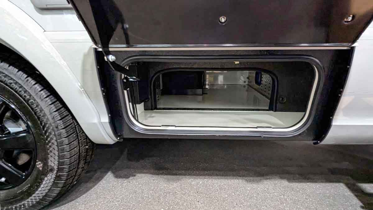 Durchreichefach im Hymer B-ML T 780
