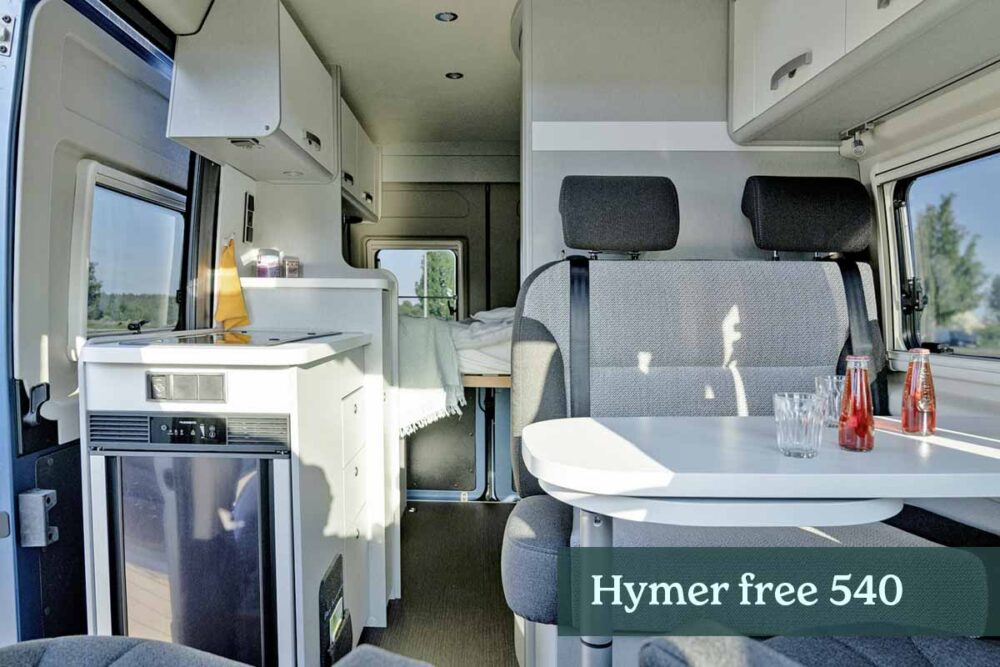 Sitzgruppe und Küche im 5,40 m Campervan