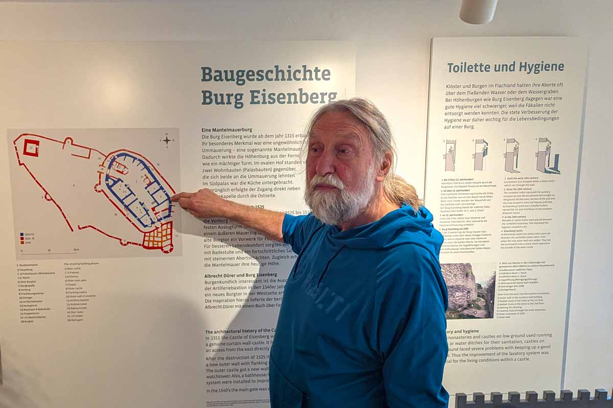 Mann zeigt auf Schautafel