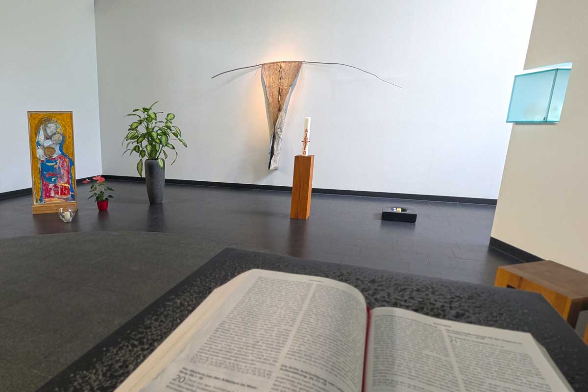 Kapelle mit Kreuz, Tabernakel, Marienbild und Bibel