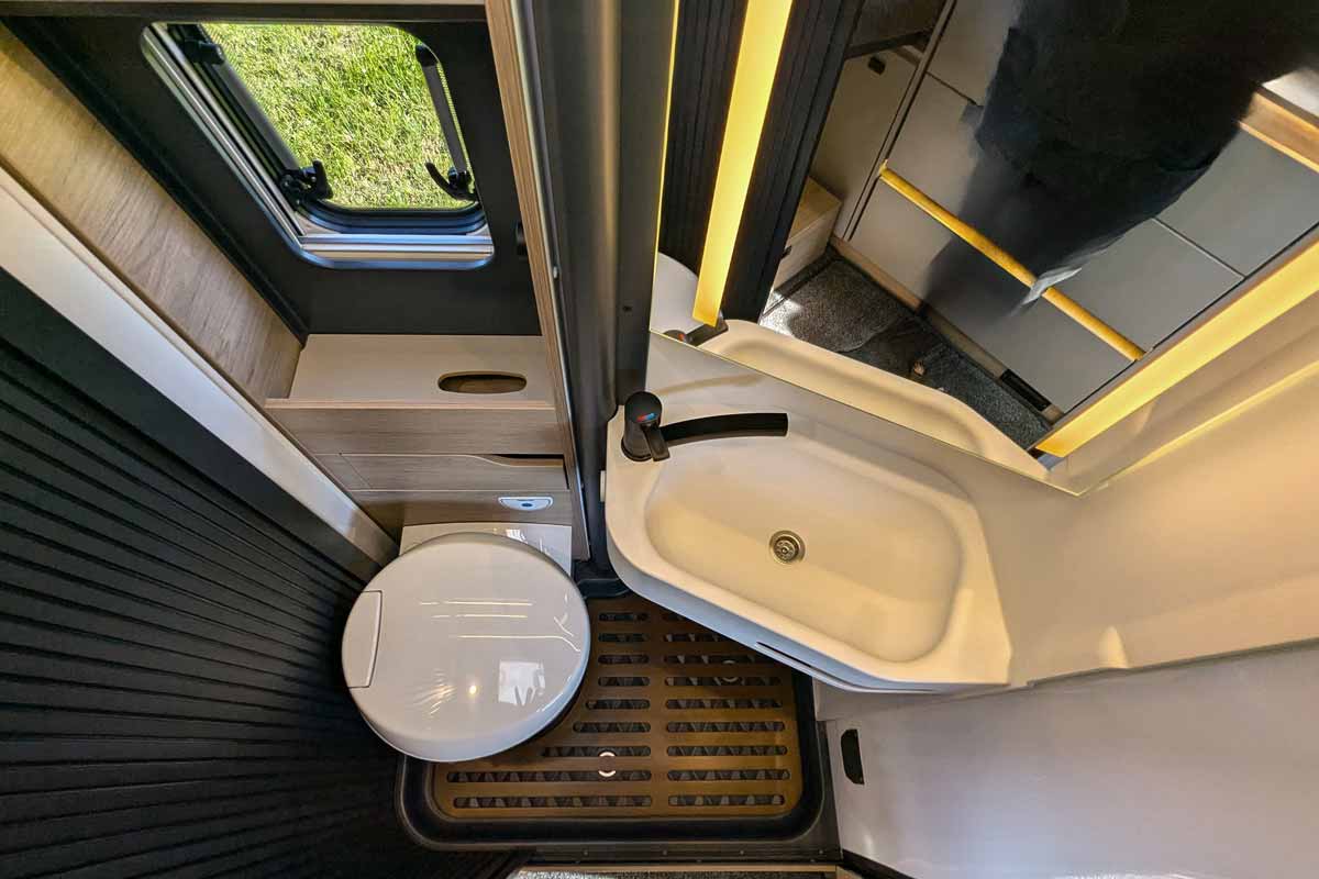 Toilette und Waschbecken im Knaus Boxtime
