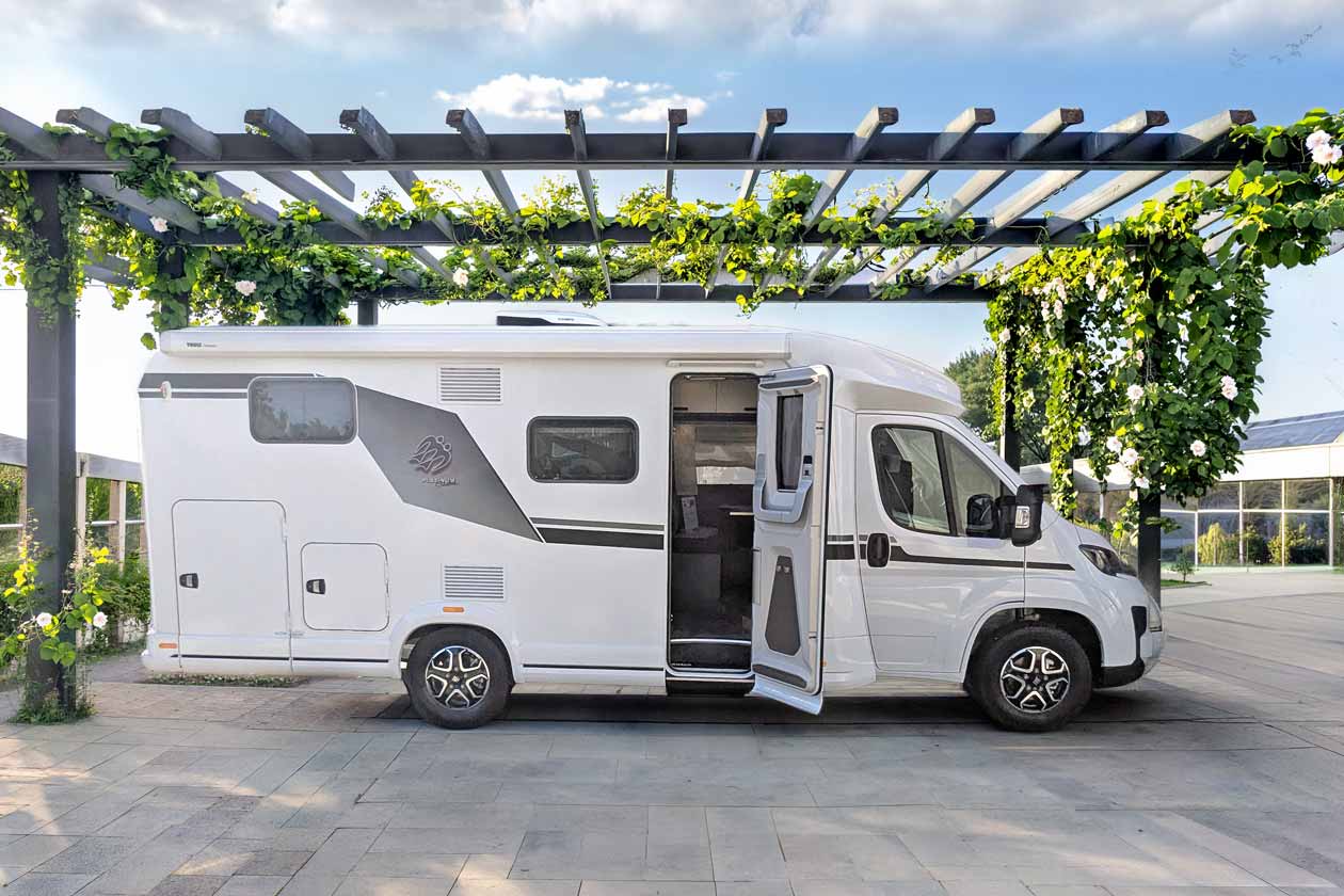 Knaus Live TI 650 MEG in Pergola