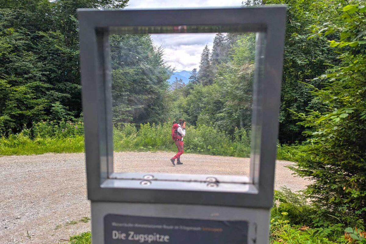 Wanderin hinter Schaurahmen mit Zugspitze im Hintergrund