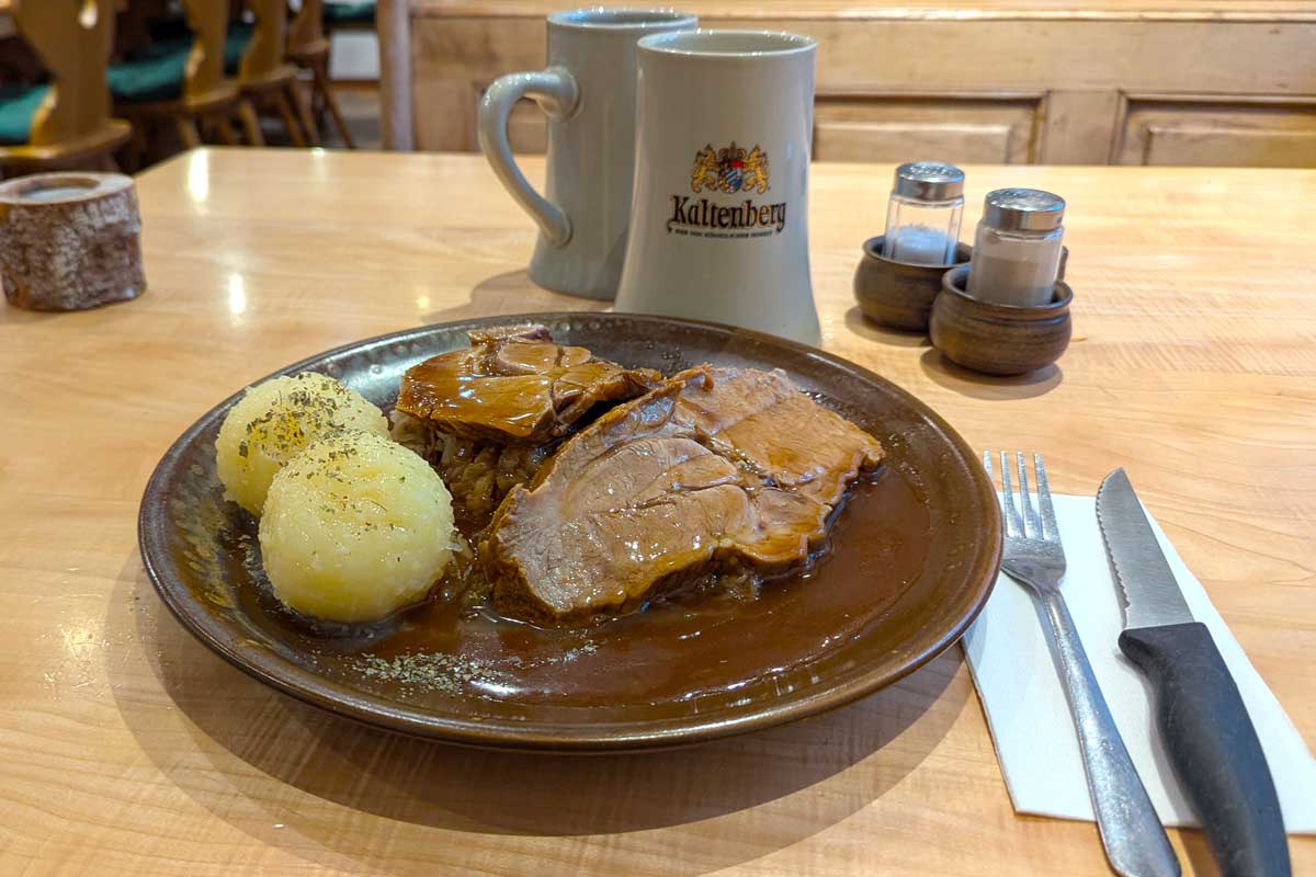 Bratenteller und Bierkrug