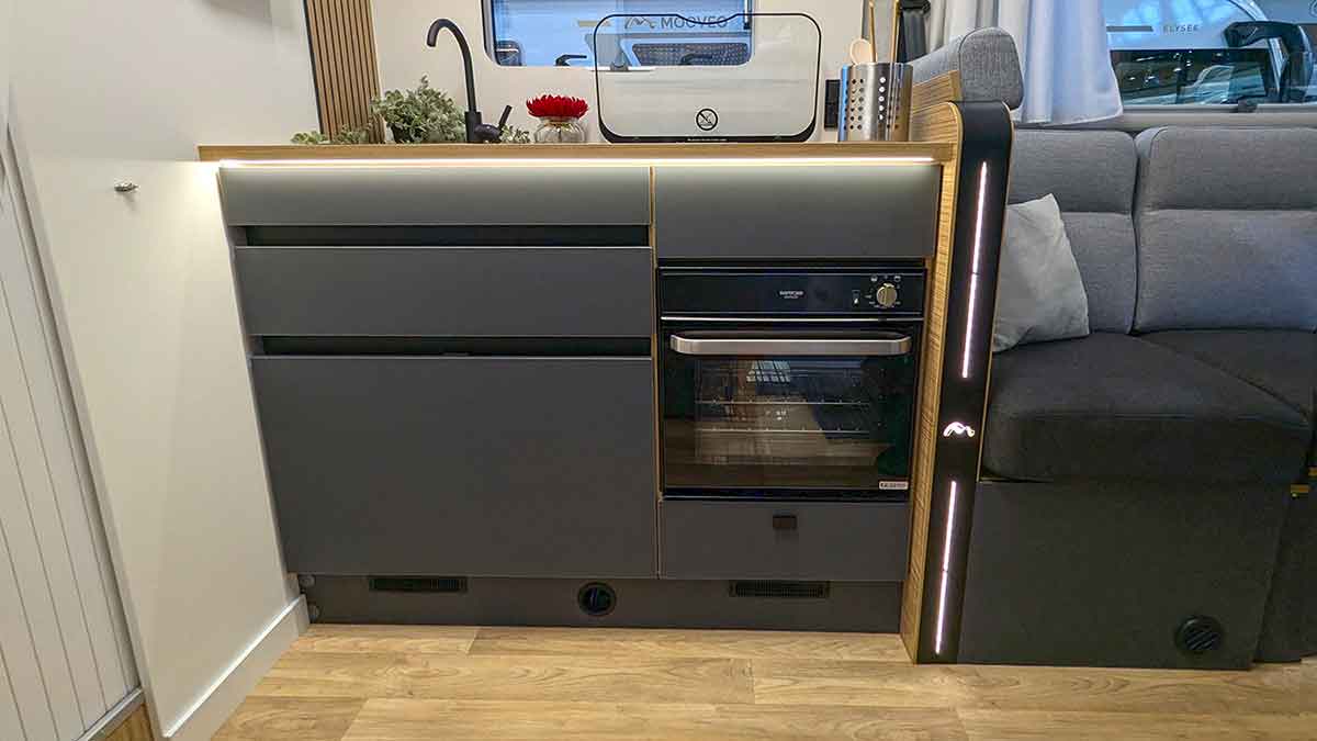 Küchenblock mit Backofen