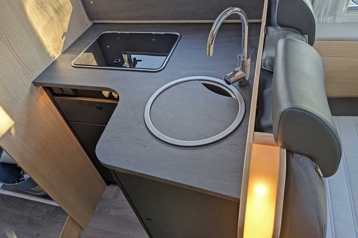 Küchenblock in L-Form im T 680 Adventure