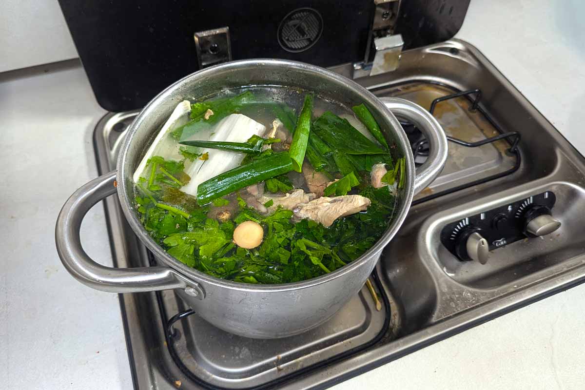 Hühnersuppe auf Gaskochfeld im WOhnmobil