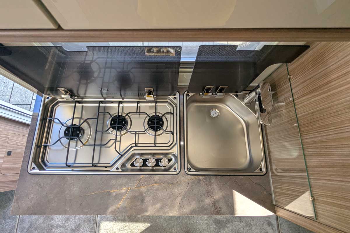 Küchenblock mit Drei-Flammen-Kochfeld