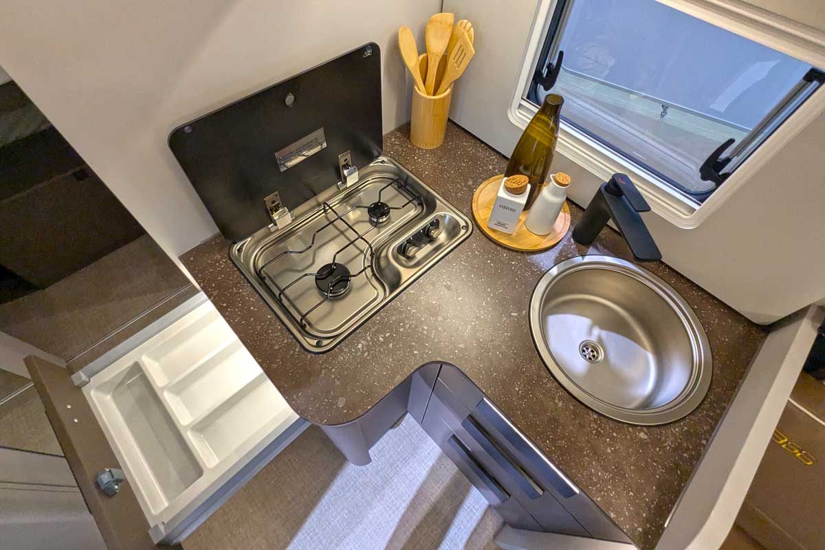 Küchenblock mit zwei Flammen-Kochfeld