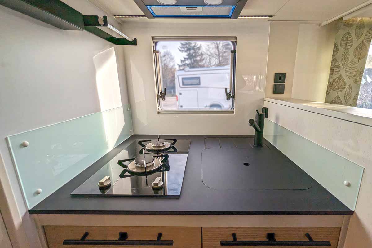 Küchenblock mit schwarzer Arbeitsfläche