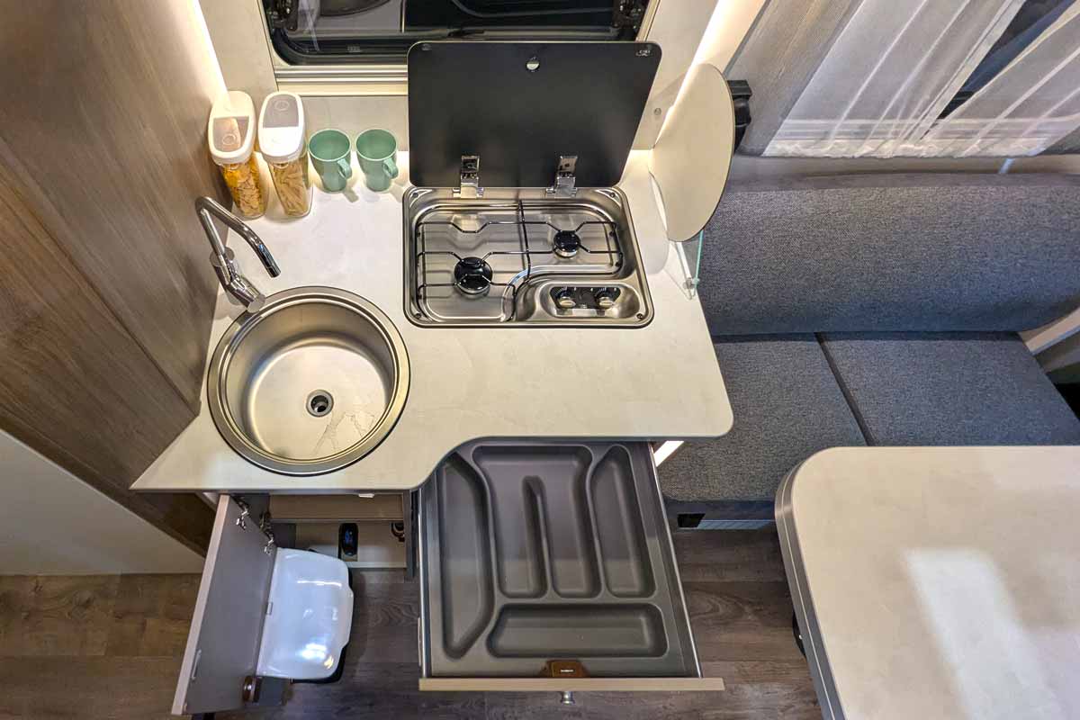 Küchenblock mit Spüle und Zwei-Flammen-Kochfeld