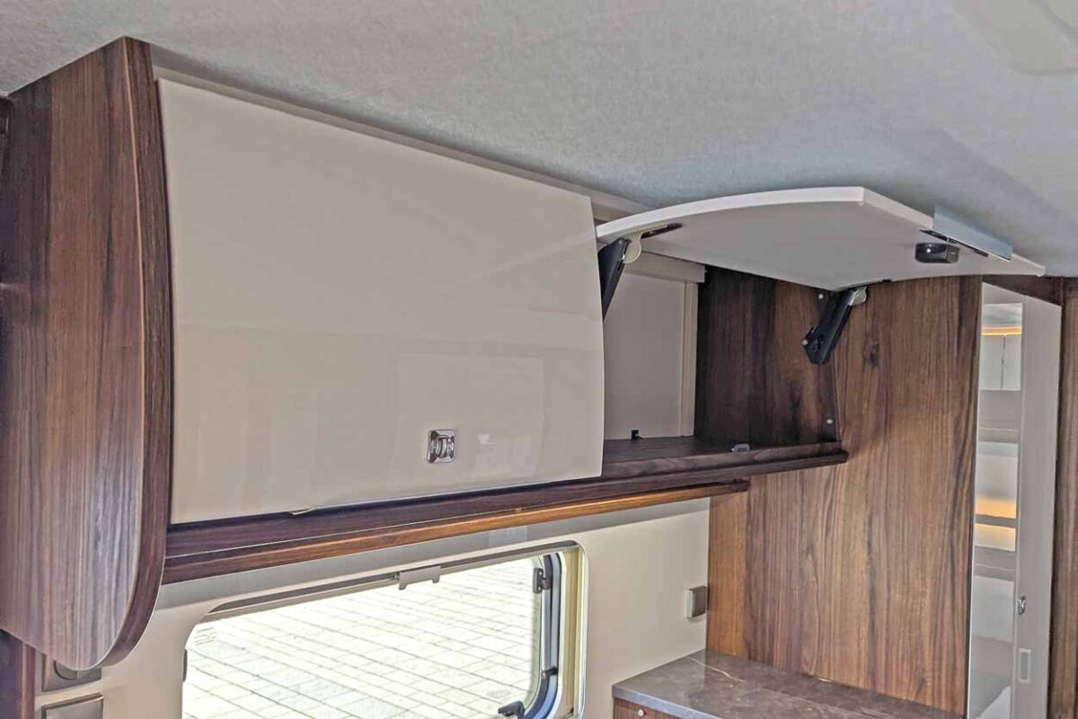 Hochschrank über Küchenblock