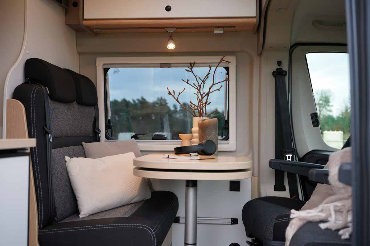 Sitzgruppe mit dunkler Polstervariante