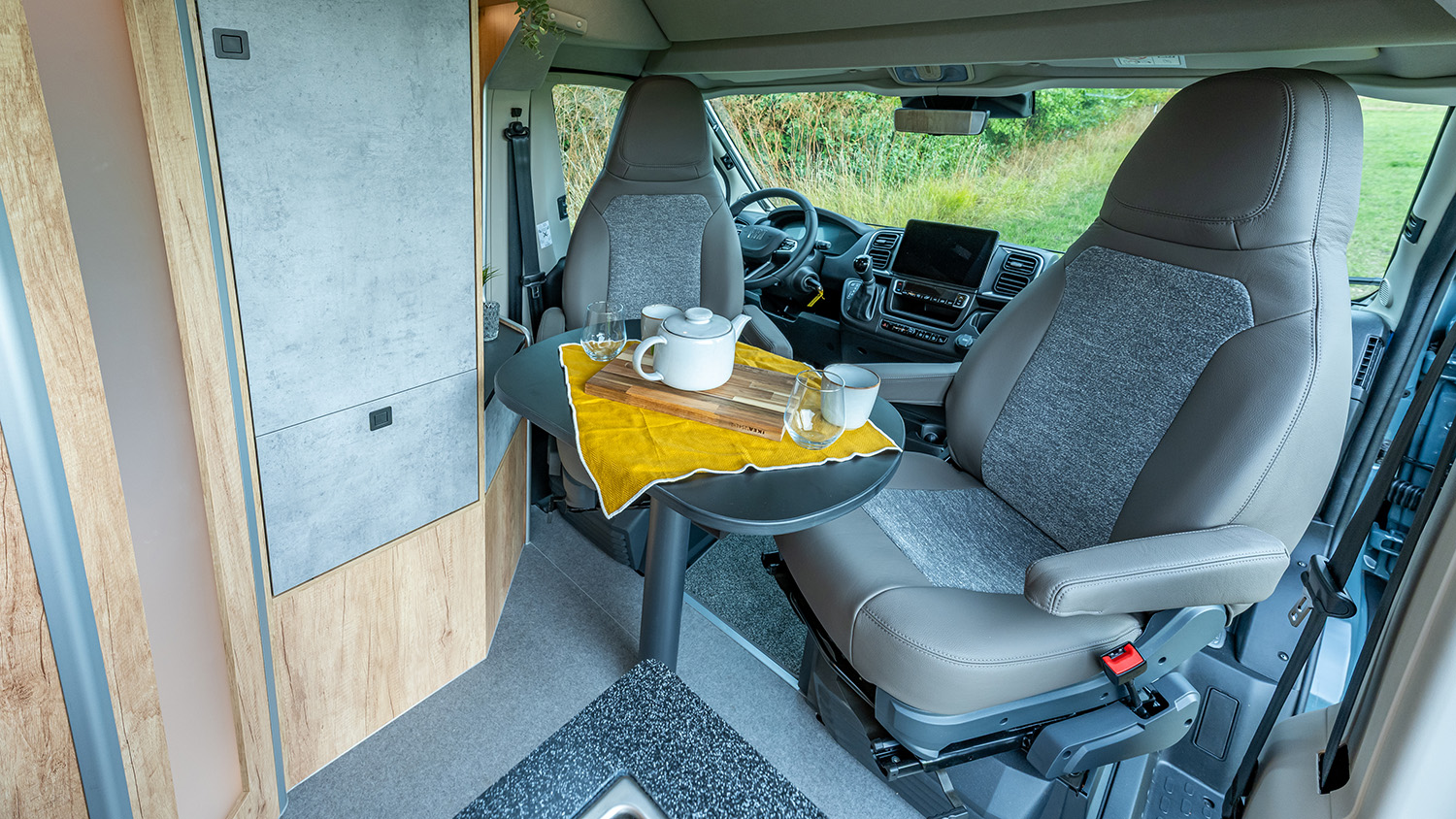 Drehbare Sitze im Fahrerhaus mit Tisch
