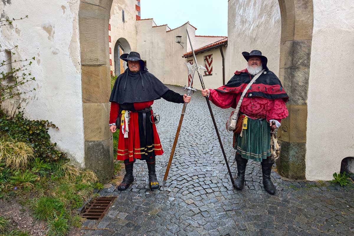 Zwei Landsknechte an Burgtor