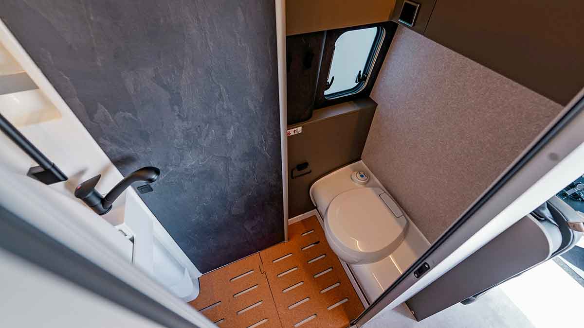 Toilette mit Sitzbank