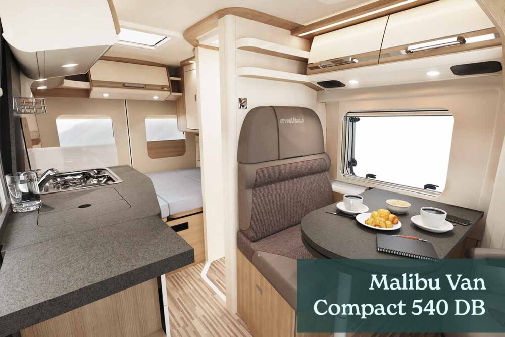 Blick auf Querbett im Malibu Campervan