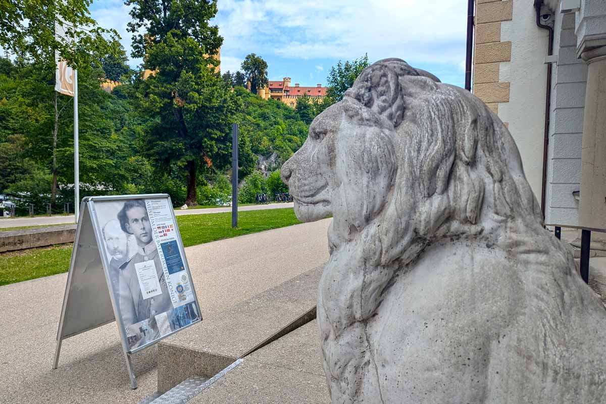 Bayerischer Löwe und Plakat mit König Ludwig II.
