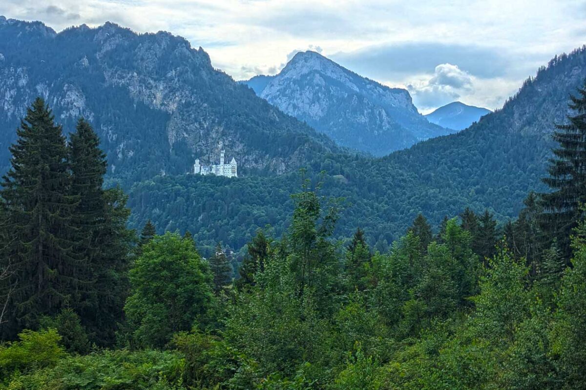 Neuschwanstein in Alpenlandschaft