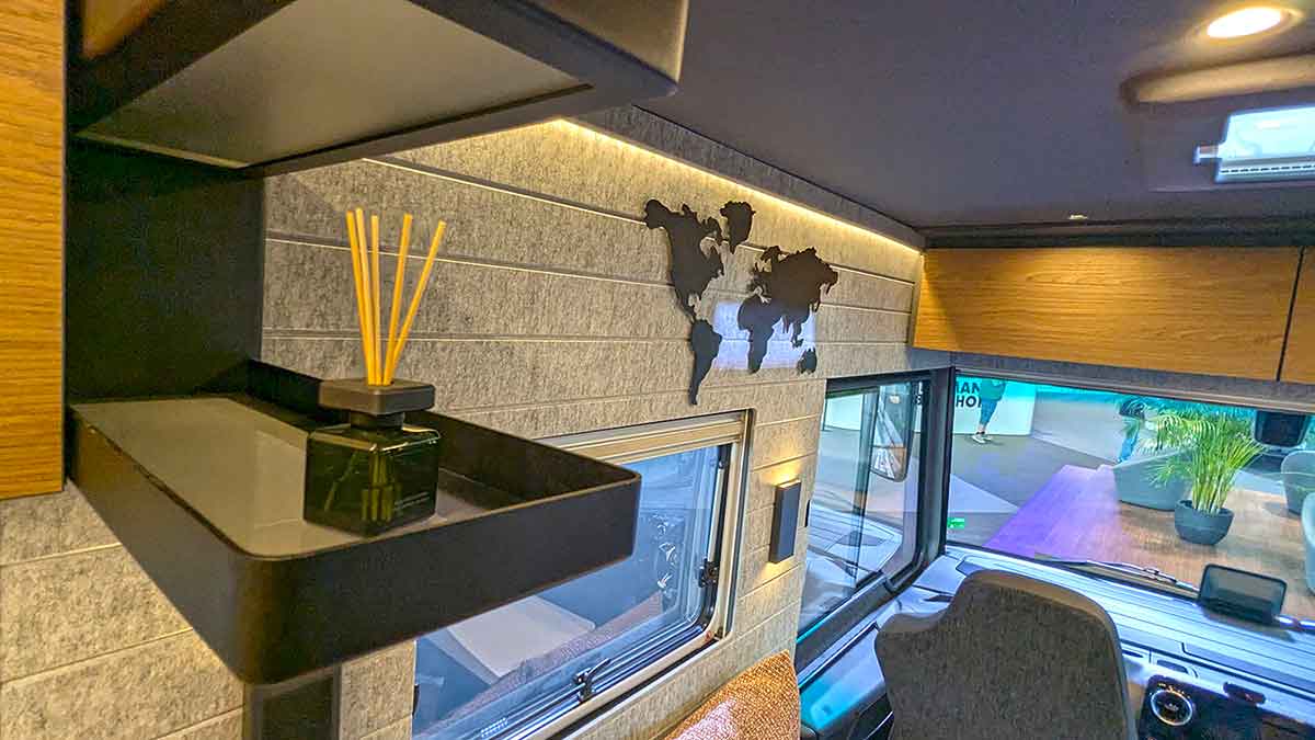 Designregal und Filzwand
