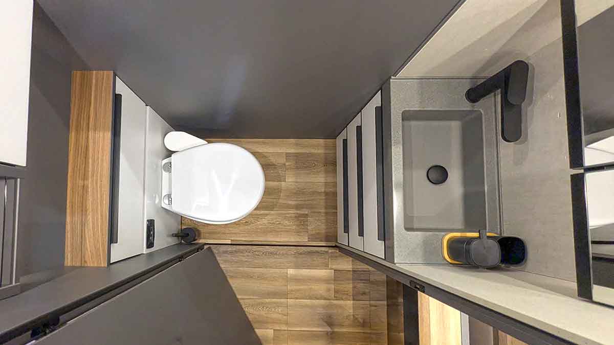 Toilette und Waschbecken