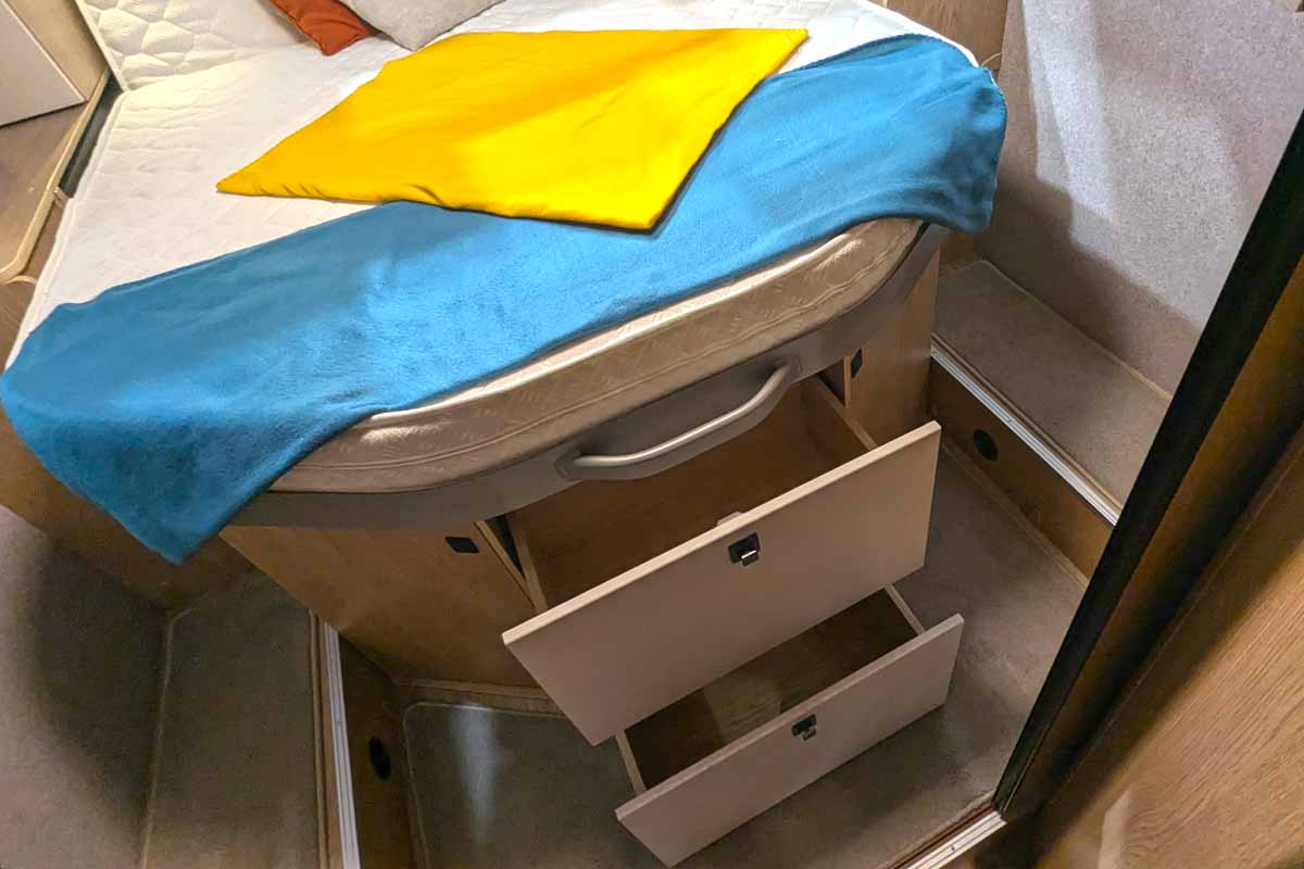 Schubladen unter Queensbett