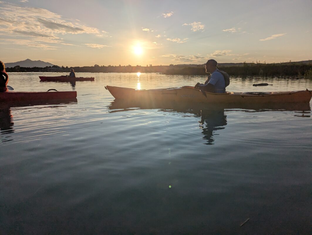 Kanuten auf dem Forggensee bei Sonnenuntergang