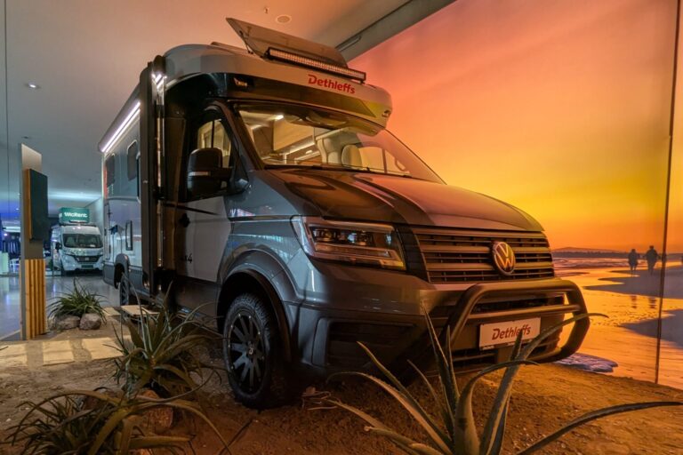 Dethleffs Globebus Performance 4x4 T16 vor orangefarbenem Hintergrund