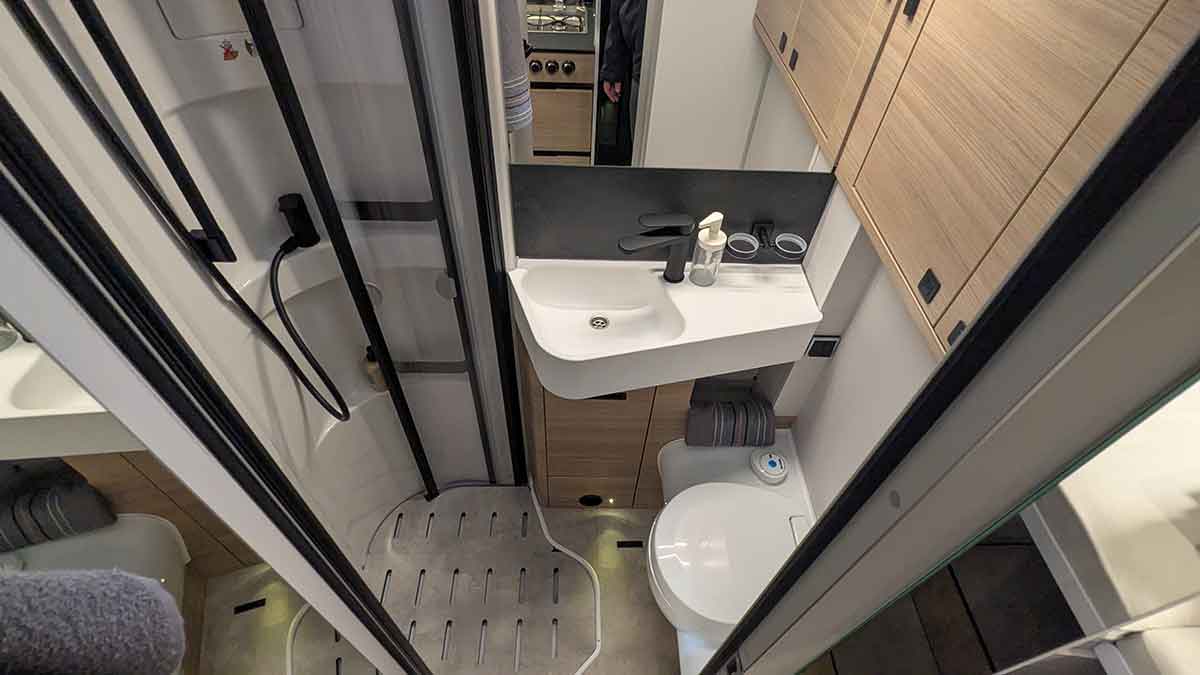 Bad mit Toilette, Waschbecken und Dusche