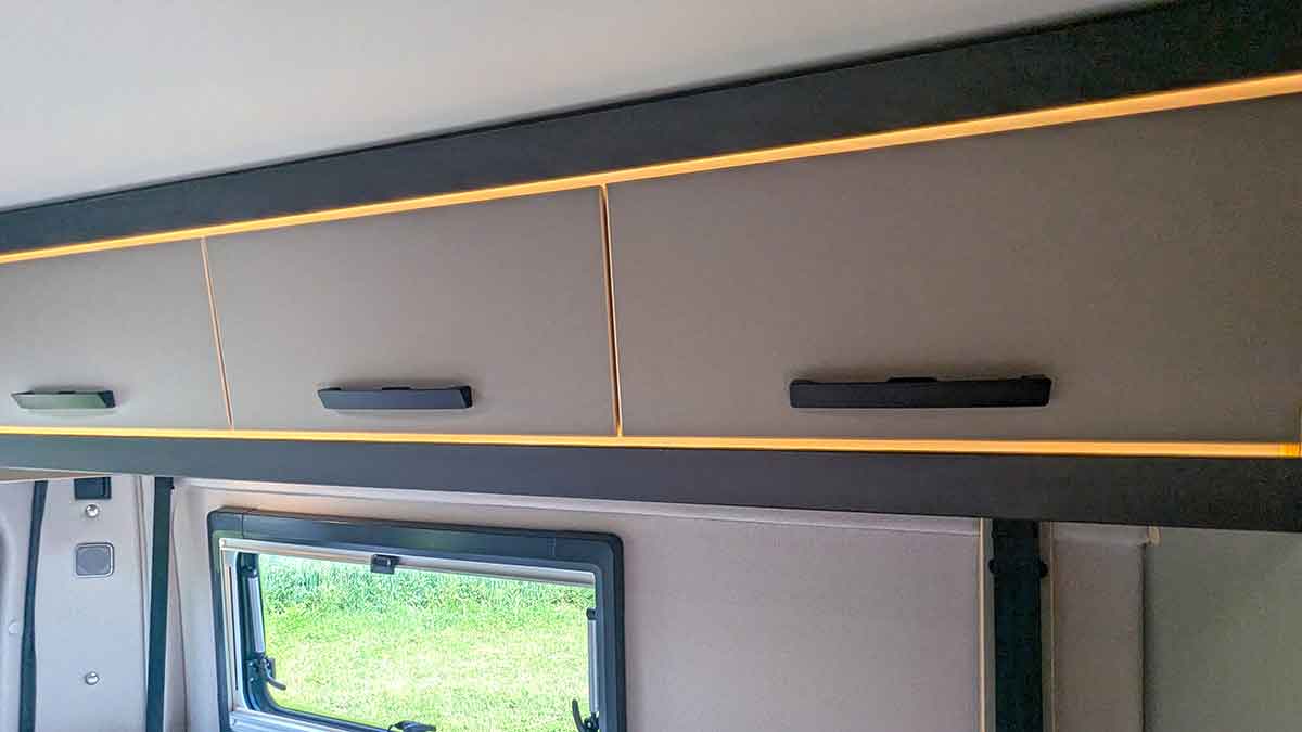 Hochschränke mit LED-Ambientebeleuchtung