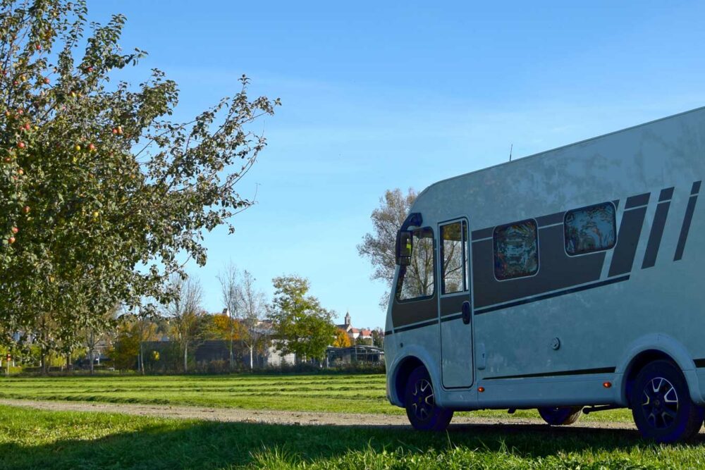 Wohnmobil, im HIntergrund Pfullendorf