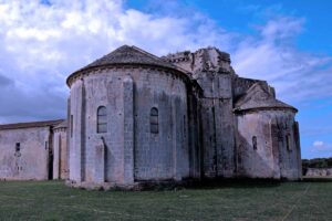 Abbaye de Trizay: Kunst und Natur aus Ruinen erstanden