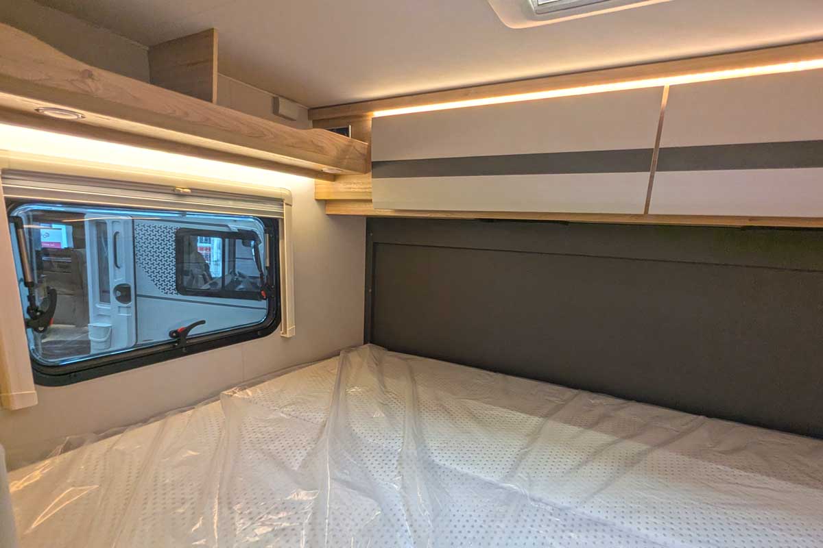 Schlafberiech im Heck mit Querbett