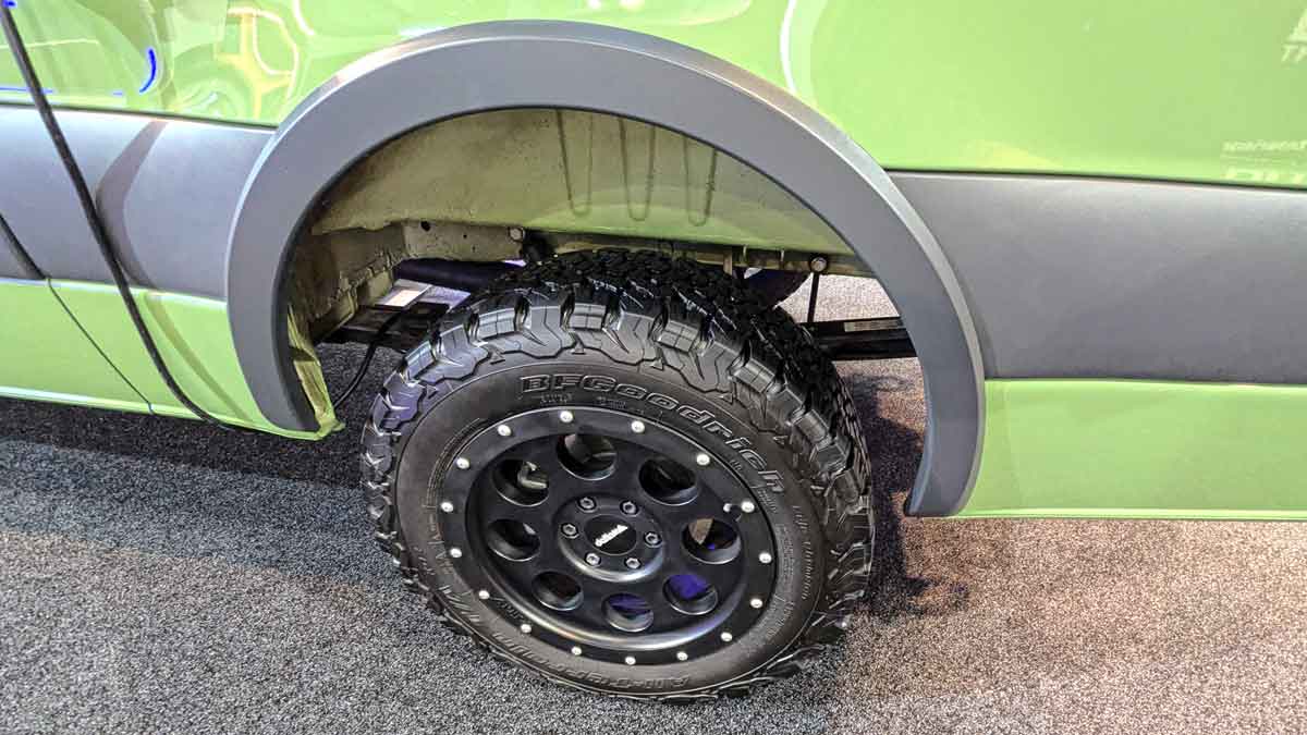 Radkasten mit Allterrain-Reifen