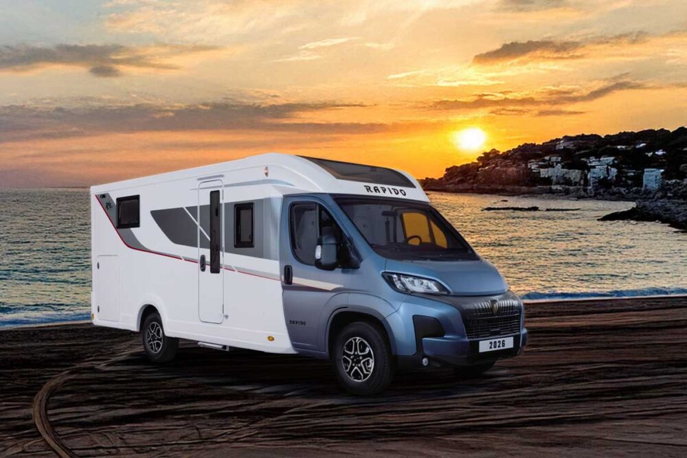 Rapido C86: schmaler Teilintegrierter am Strand