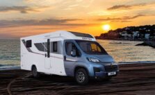 Rapido C86: schmaler Teilintegrierter am Strand