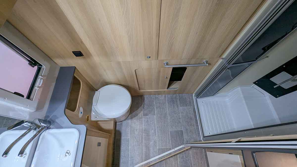 Raumbad mit getrennter Toilette und Dusche
