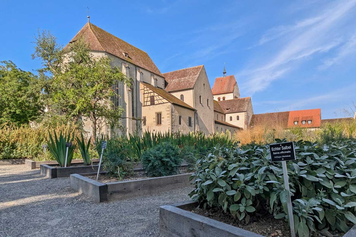 Kirche Mittelzell mit Kräutergarten