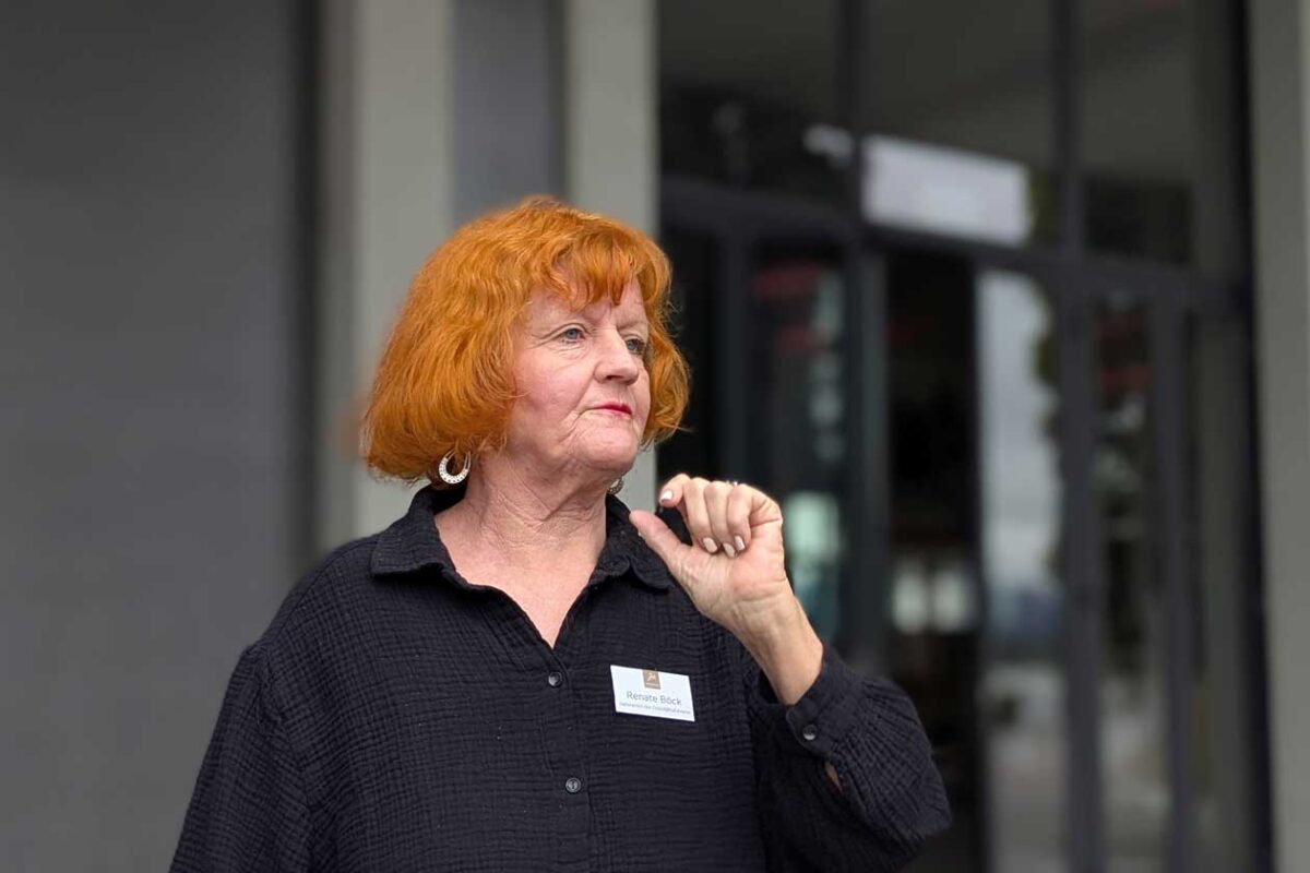 Frau vor dem Festspielhaus in Füssen