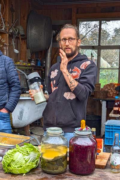 Sanjay Bösch beim zäm-Fermentations-Workshop