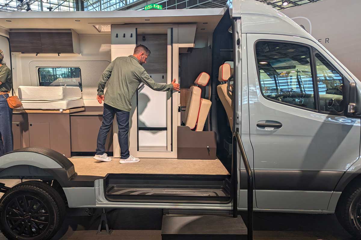 Offener Camper mit Schiebebad und zusammengeklappter Sitzbank