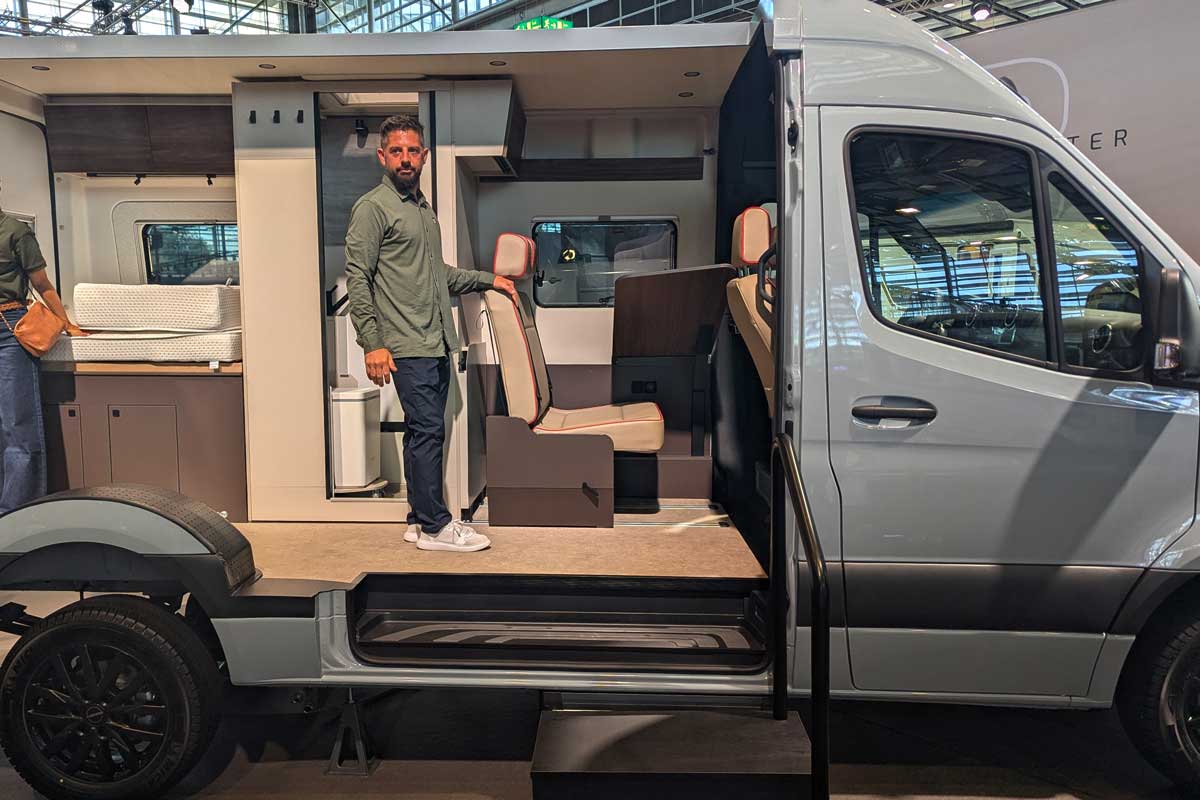 Offener Camper mit Schiebebad und aufgebauter Sitzbank