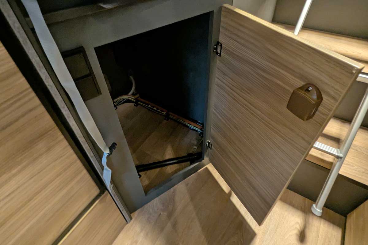Schrank unter Längsbett
