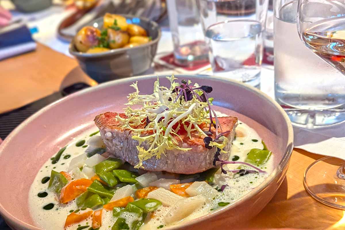 Lachsfilet auf Gemüse