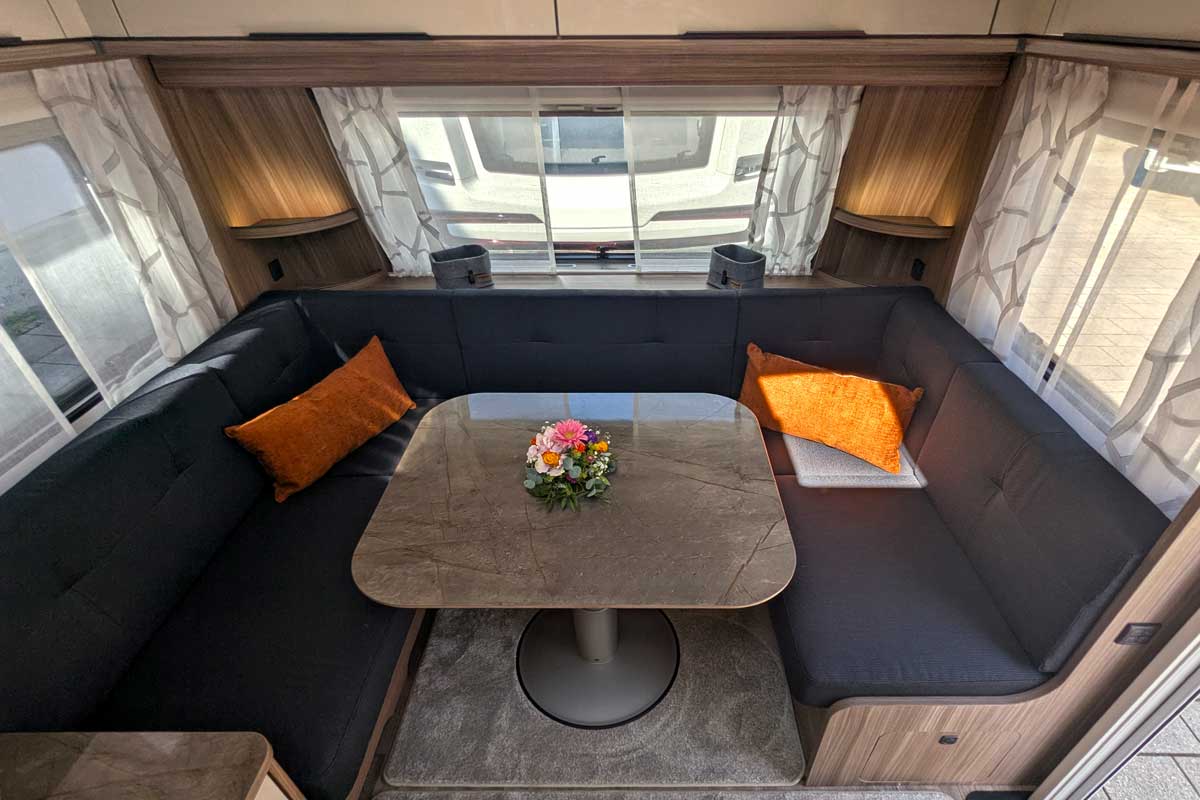 Lounge in der Sitzgruppe im Bug