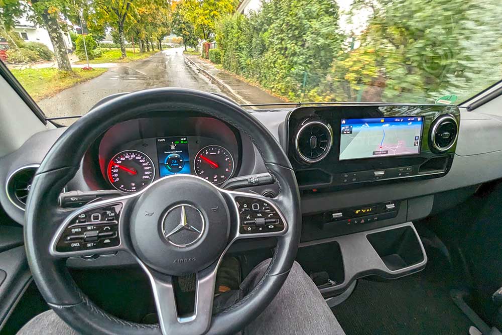 Cockpit mit MBUX im Mercedes-Benz Sprinter