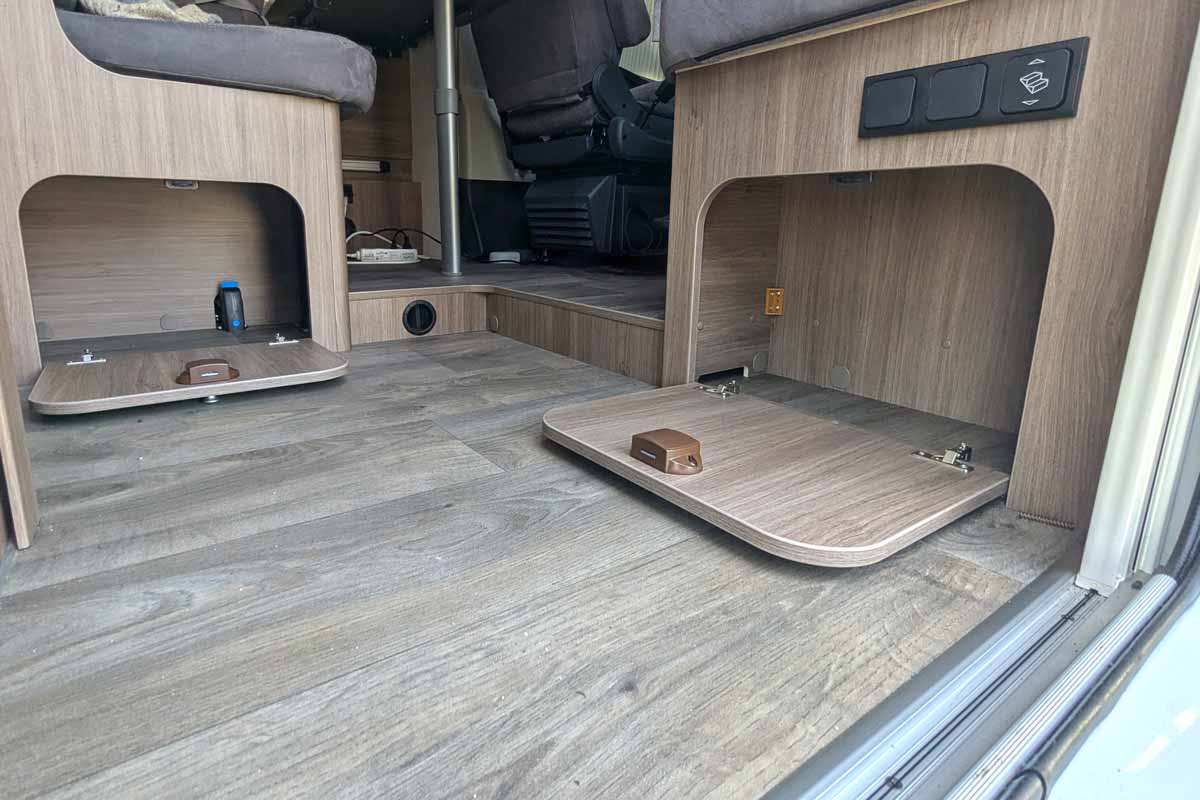 Staufächer unter den Sitzbänken