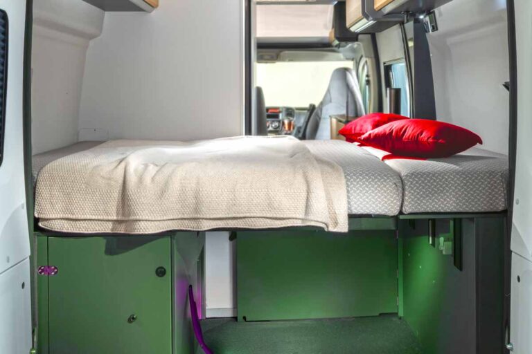 Querbett im Kastenwagen